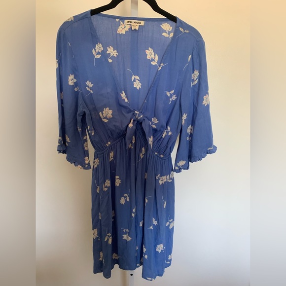 Billabong Dresses & Skirts - EUC - Billabong Tie Front Dress Sz M